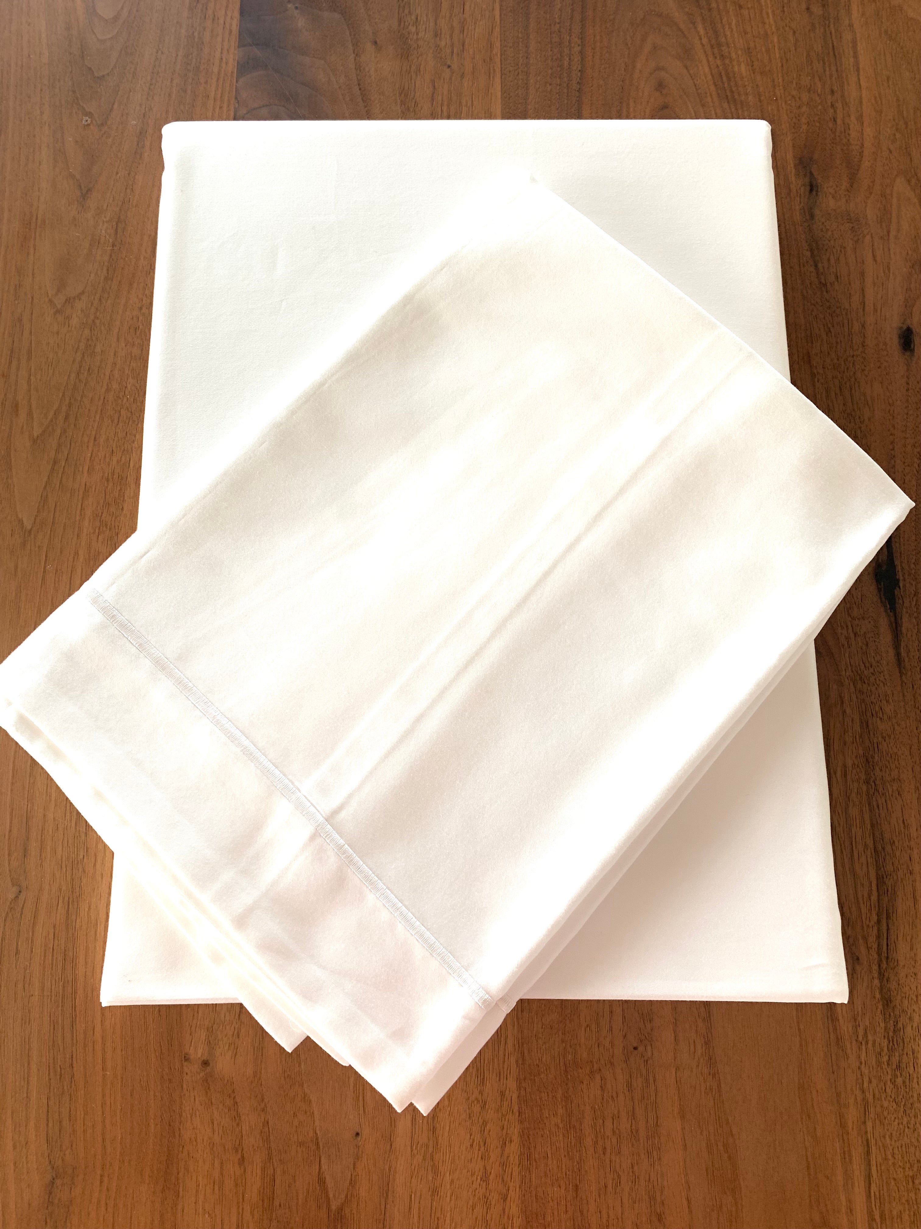 <transcy>Bundle - 2 satin bedding sets + satin sheets</transcy>
