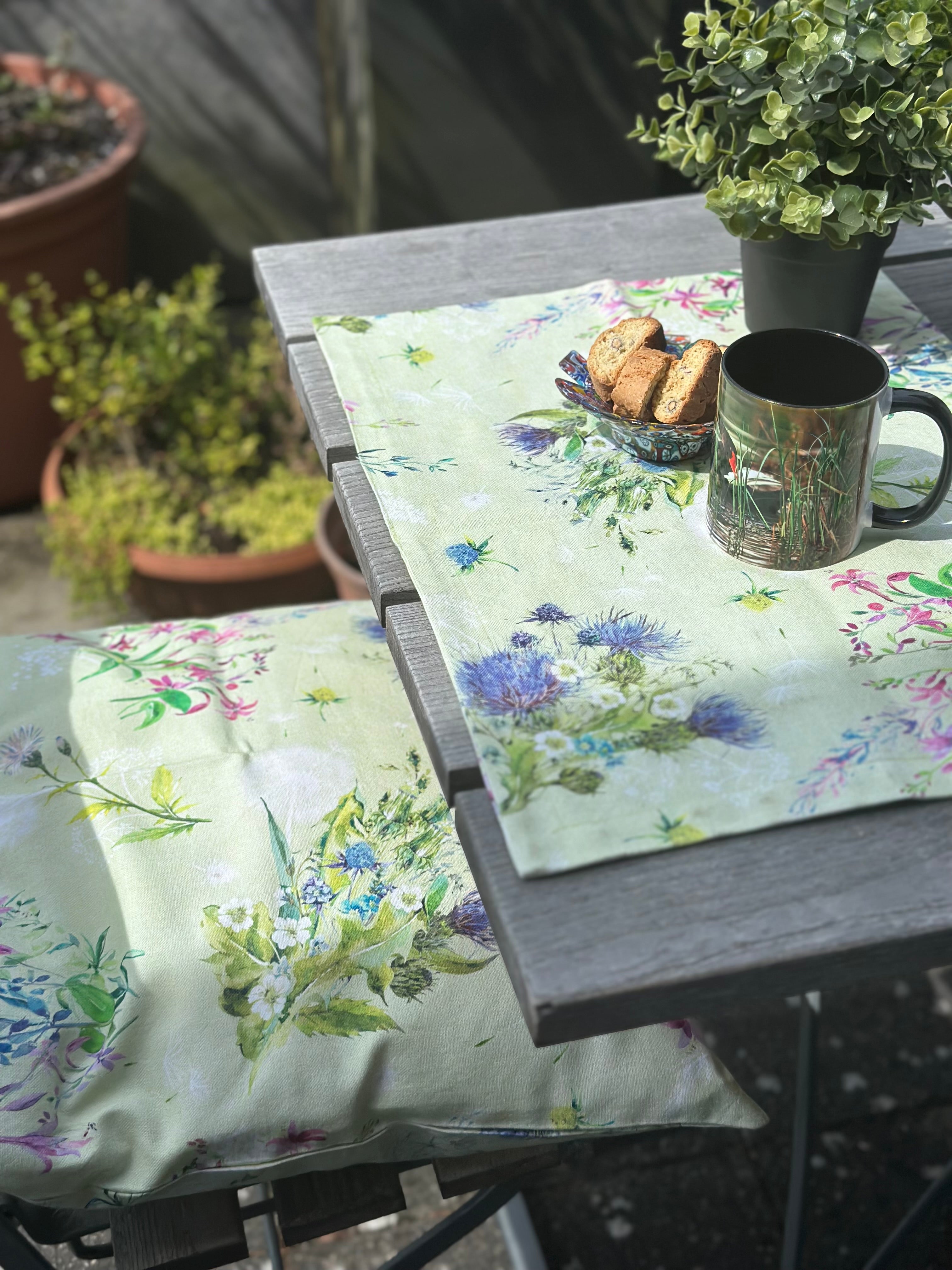 Tischwäsche mit floralem Frühjahrsdesign II