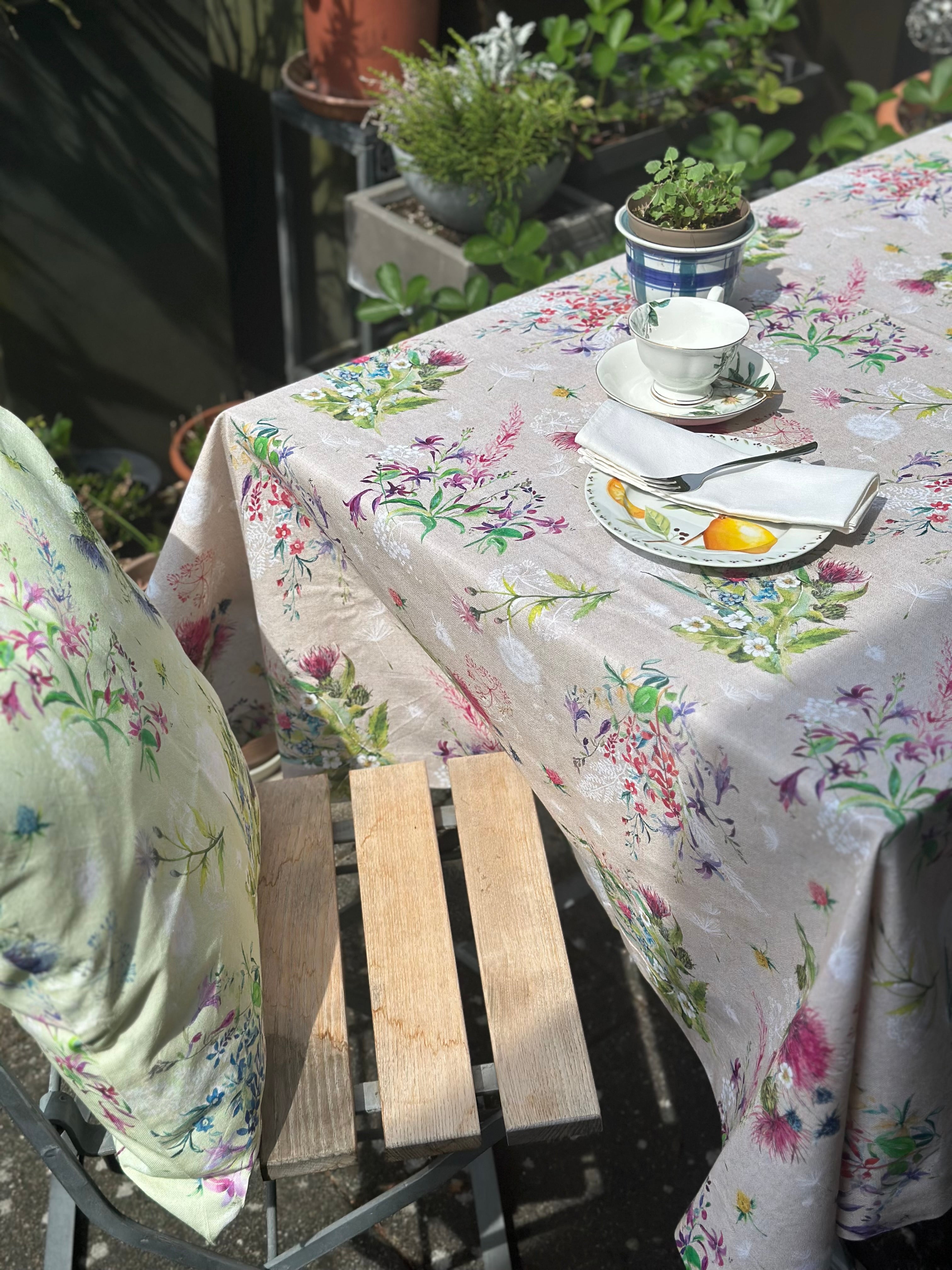 Tischwäsche mit floralem Frühjahrsdesign III