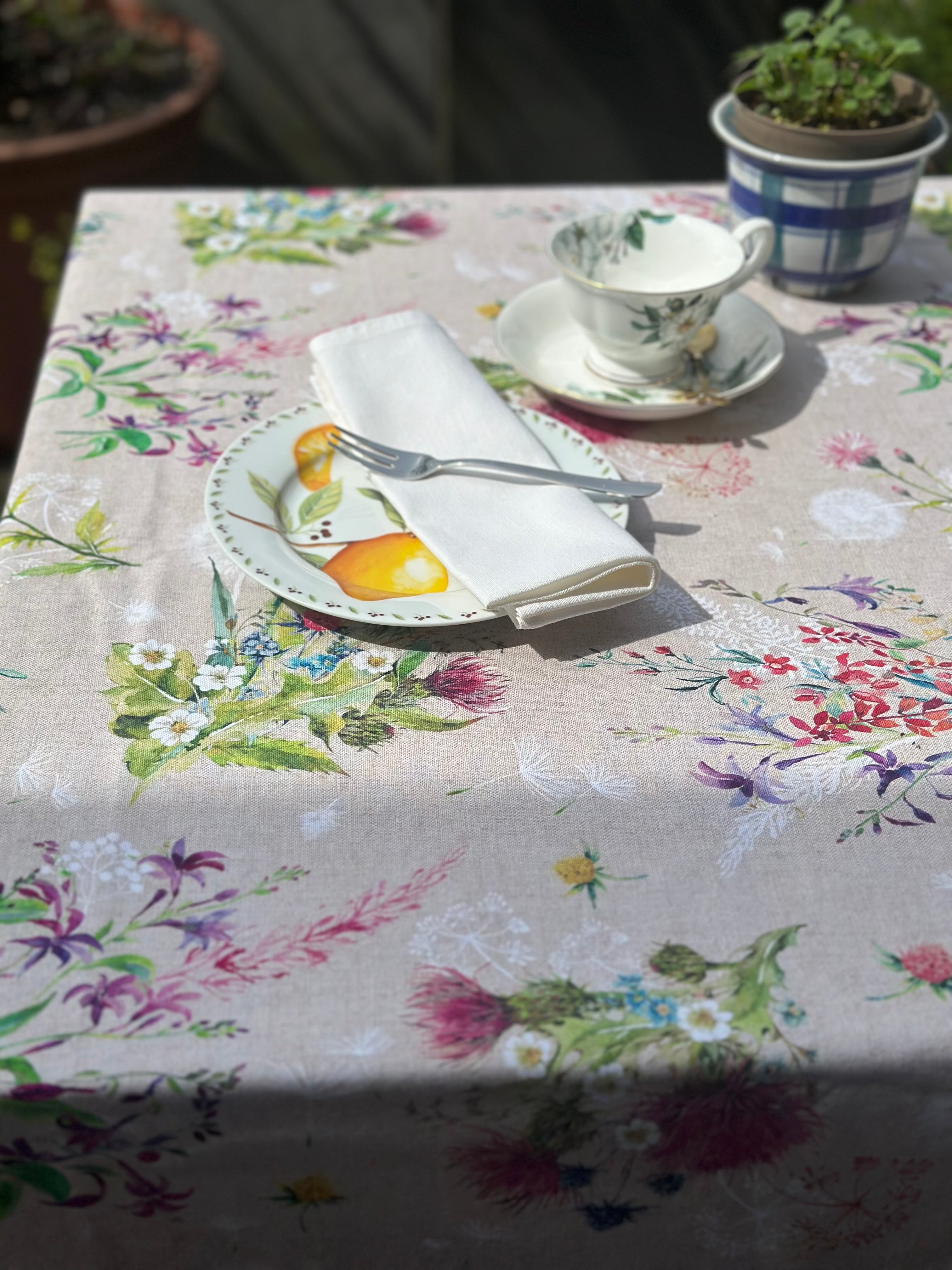 Tischwäsche mit floralem Frühjahrsdesign III