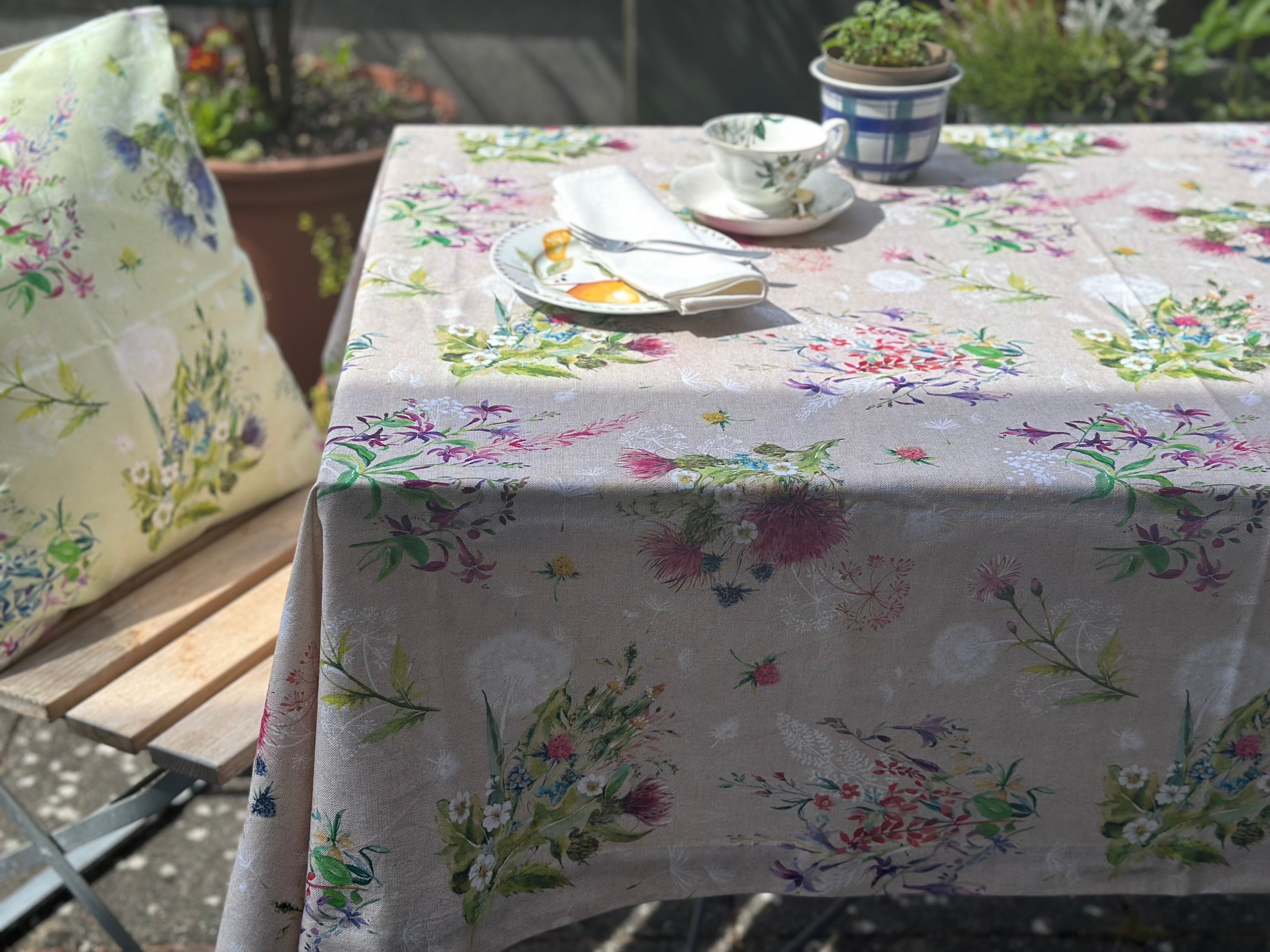 Tischwäsche mit floralem Frühjahrsdesign III