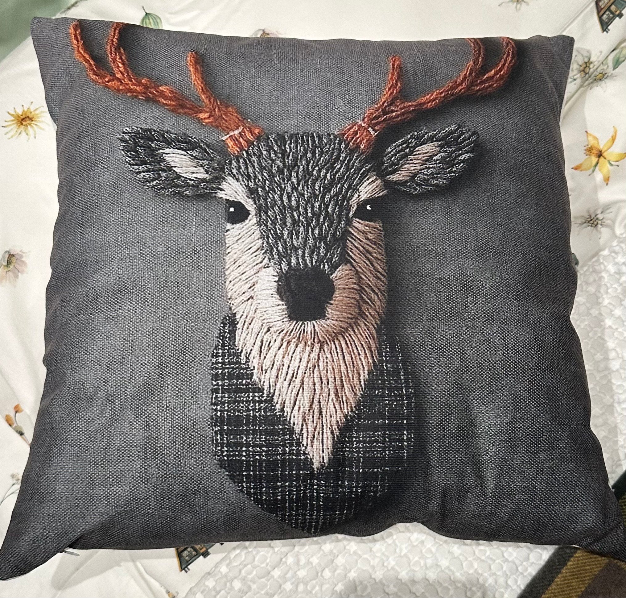 <transcy>Decorative pillow Mandala gold with filling and hidden zipper</transcy>