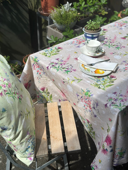 Tischwäsche mit floralem Frühjahrsdesign III