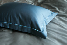 Load image into Gallery viewer, Bettwäsche Set Uni Silver Blue mit Ziernaht 100% mercerisierte Baumwolle Satin 300 TC bügelleicht
