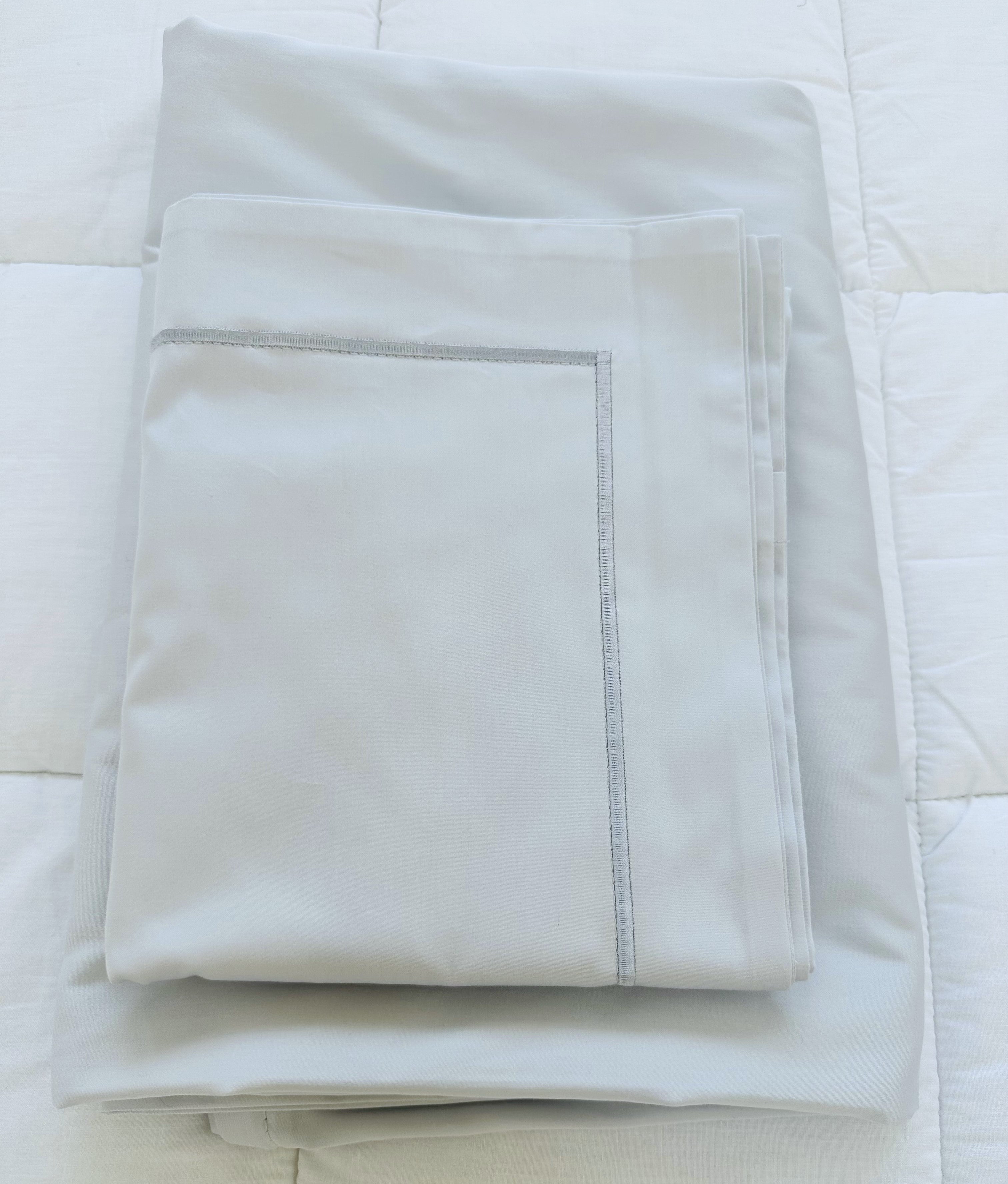 Bettwäsche Set Uni Silver mit Ziernaht 100% mercerisierte Baumwolle Satin 300 TC bügelleicht