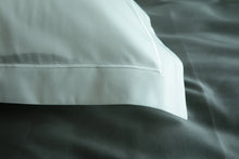 Lade das Bild in den Galerie-Viewer, Bettwäsche Set Uni White mit Ziernaht 100% mercerisierte Baumwolle Satin 300 TC bügelleicht
