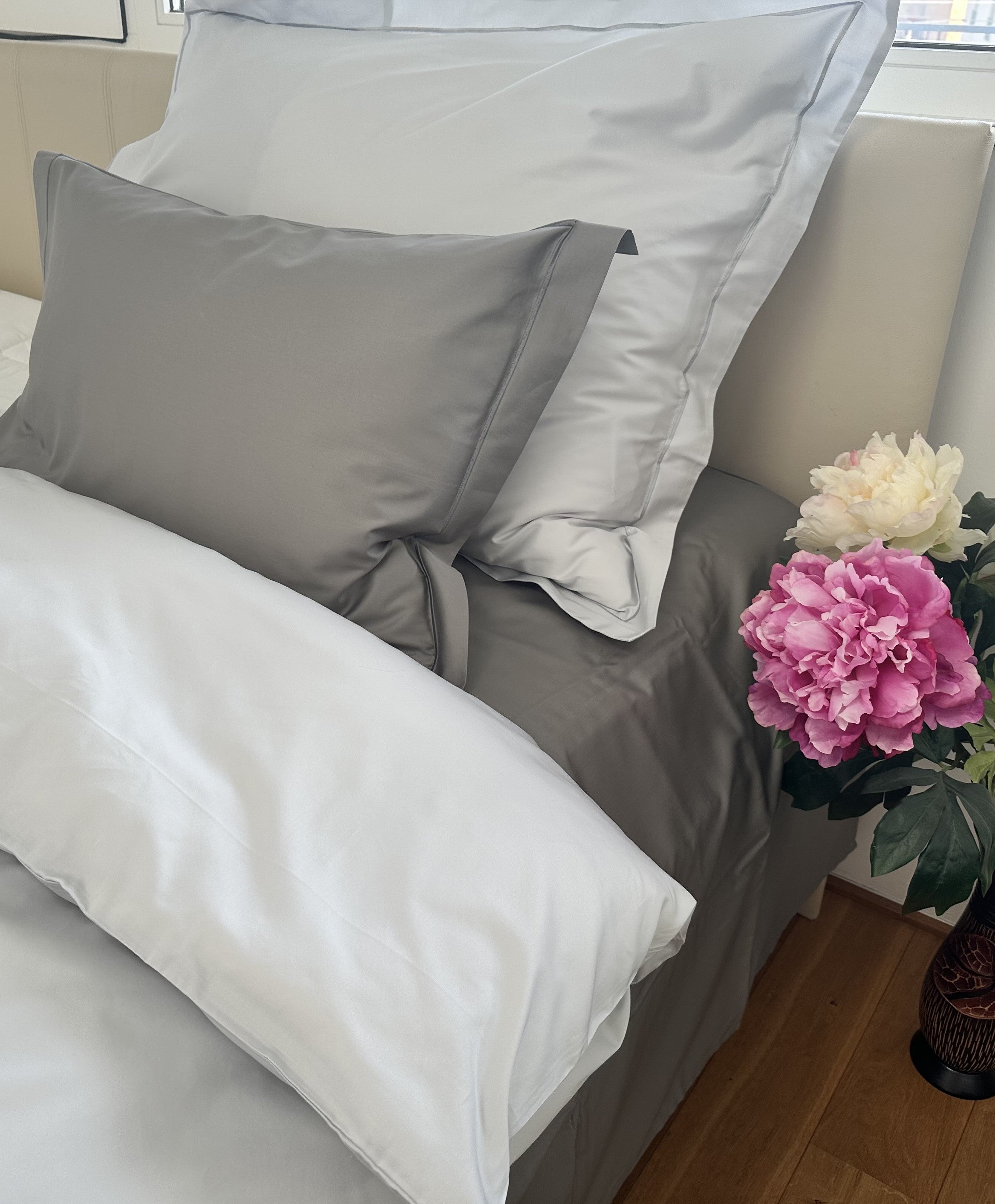 Bettwäsche Set Uni Silver mit Ziernaht 100% mercerisierte Baumwolle Satin 300 TC bügelleicht