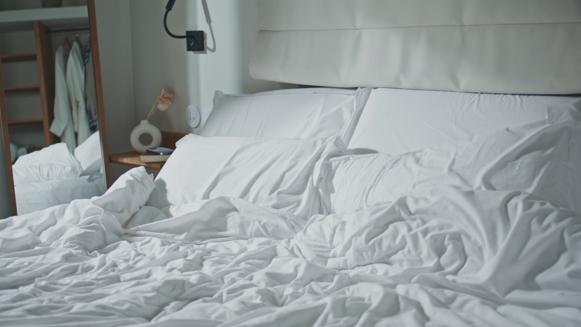 Video laden: Eine Frau legt sich ins Bett und ist glücklich