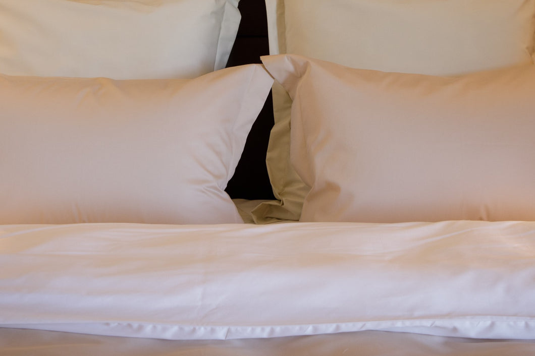 <transcy>Premium bundle - satin bedding set + cozy down comforter + down pillows</transcy>